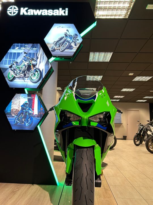 Moto Kawasaki verde nello showroom di Viareggio