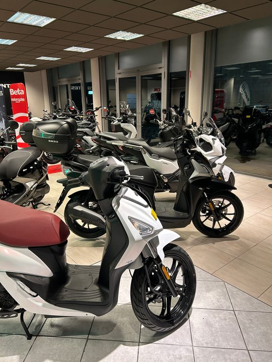 Scooter esposti nella sede di Viareggio