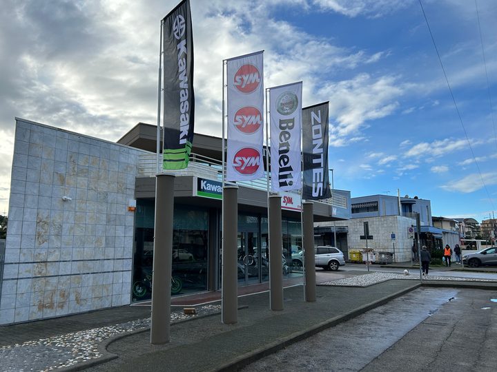 Esterno della concessionaria Motorando Viareggio