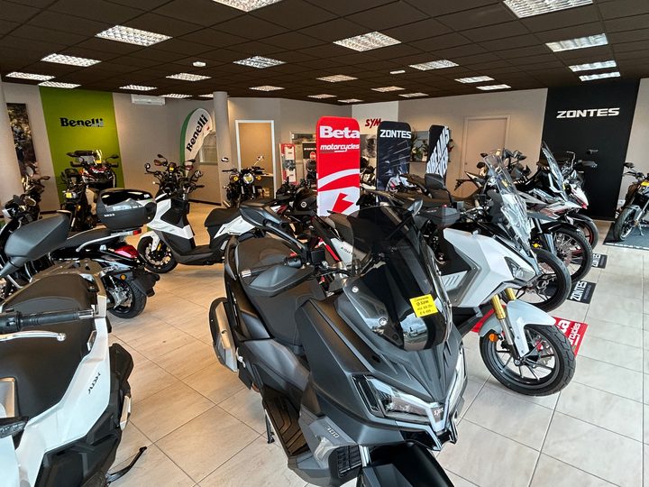 Panoramica di moto e scooter nello showroom di Viareggio